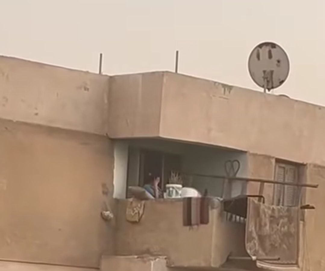 فيديو مؤلم لطفلة تستغيث من شرفة منزل بالعاشر من رمضان يثير غضباً واسعاً.. والسلطات تتدخل سريعاً
