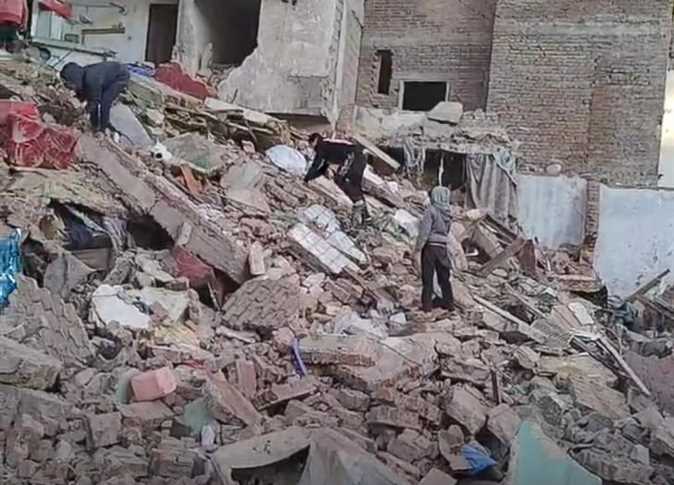 صوت طقطقة وتراب كثيف.. مصادر تكشف كواليس انهيار عقار الوراق والبحث عن ناجين