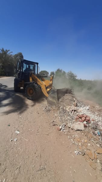 محافظة أسيوط تواصل أعمال رفع نواتج تطهير الترع بقرية النواميس في إطار خطة تحسين البيئة والصحة العامة