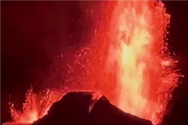علماء يحذرون من بركان هائل تحت الماء