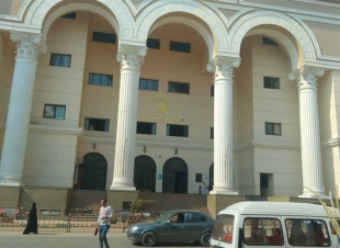 حُكم بالإعدام على ربة منزل في القليوبية بعد إدانتها بقتل شقيق زوجها، حيث أقدمت على خنقه وإلقاء جثته من الطابق الثاني.