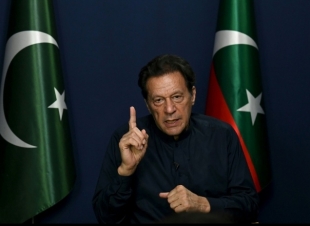 إصدار حكم بالسجن لمدة 14 عامًا على عمران خان، السياسي الباكستاني، في قضية تتعلق بفساد الأراضي
