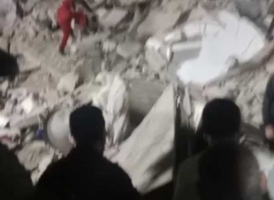 أب ينهار باكيًا بعد فقدان نجله طالب الثانوية تحت أنقاض عقار السيدة زينب
