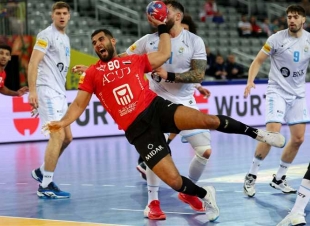 منتخب مصر يظهر بالزي الأسود خلال مباراته أمام سلوفينيا في بطولة العالم لكرة اليد.