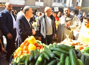 محافظ أسيوط يتفقد سوق الأربعين ويُوجّه بخفض أسعار الخضروات والفاكهة