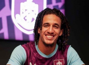 يدعي مجبري، لاعب فريق بيرنلي، أن أوسمايتش، لاعب فريق بريستون، قام بإدلاء بتعليق عنصري
