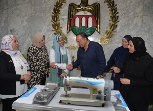 استجابة إنسانية سريعة.. محافظ أسيوط يسلم ماكينة خياطة للطالبة فاطمة من 