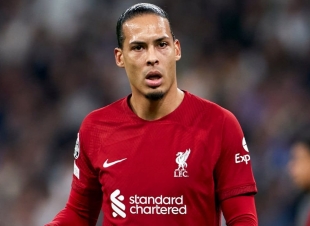 فان دايك خفّض من توقعات ليفربول بشأن الفوز بالرباعية بعد تأهل الفريق إلى نهائي كأس الرابطة