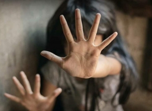 جريمة بشعة: طفلة تتعرض للتعذيب على يد زوجة والدها في المنوفية