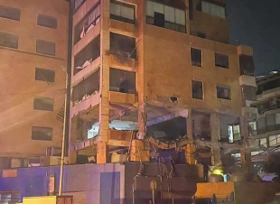 غارة أسرائيلية تستهدف شقة سكنية في مدينة صيدا في جنوب لبنان.