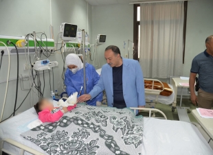 محافظ أسيوط يزور الأطفال المصابين في حادث 