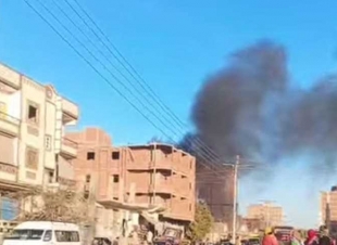 اندلع حريق هائل بوحدة سكنية بسبب ماس كهربائي