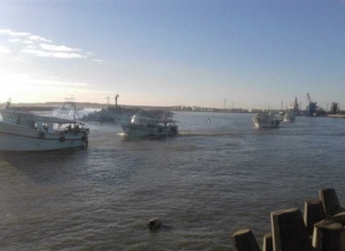 توقفت حركة الملاحة وأعمال الصيد في محافظة كفر الشيخ نتيجة الأحوال الجوية السيئة، مع إصدار تحذيرات للمواطنين لاتخاذ الحيطة والحذر.