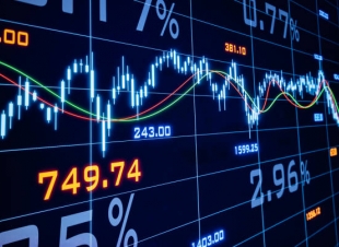 أسعار الذهب ترتفع والأسواق تشهد تفاؤلاً في الأسهم، مع تأمل المستثمرين في التهديد الأخير لترامب بشأن فرض التعريفات الجمركية