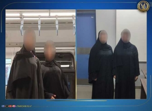 رقص فتاتين في مترو الأنفاق