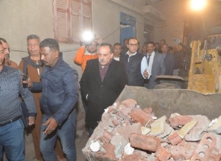 محافظ أسيوط يتفقد موقع انهيار منزل بقرية النخيلة في أبوتيج ويشرف على جهود الإنقاذ