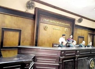 تأجيل قضية محاكمة 4 أشخاص لاتهامهم بقتل شخص باستخدام قطع حجرية وعصي بدائرة مركز شرطة الخانكة.