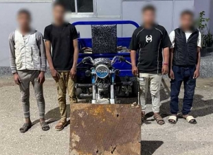 ضبط 4 أشخاص مستقلين مركبة (تروسيكل) بسرقة غطاء بالوعة صرف صحي
