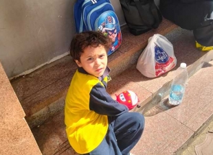 بلعبته وشنطته.. ياسين ينتظر جثمان أمه ليودعها الوداع الأخير