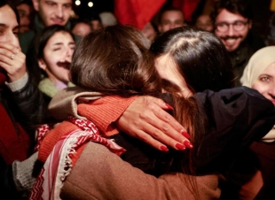 حماس تفرج عن رهائن، وإسرائيل تفرج عن أسرى فلسطينيين في أول يوم من الهدنة