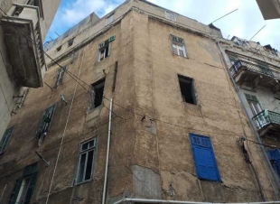 انهيار أجزاء من عقار مكون من أربعة طوابق مأهول بالسكان في محافظة الإسكندرية