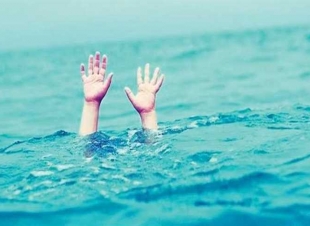 مصرع طفلة غرقًا في شاطئ رأس الحكمة وإنقاذ أخرى