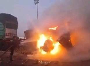 عاجل: مصرع سائق وتباع إثر انقلاب سيارة نقل تريلا واندلاع حريق بالطريق الصحراوي في البحيرة