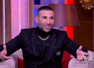 أحمد سعد يوضح لعمرو أديب أن ارتداء الحلق لا يرتبط بمفهوم الرجولة، ويعلن عن طرح معطفه الخاص للبيع في مزاد.