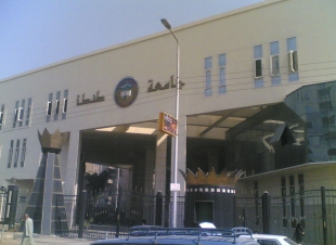 اعتداء طالب على أستاذ جامعي يُشعل مواقع التواصل في مصر.. ورئيس الجامعة يُعلن التحقيق