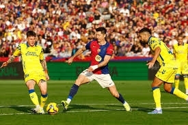 برشلونة يعود إلى صدارة المجموعة بعد تحقيقه انتصارًا صعبًا على لاس بالماس بنتيجة 2-0