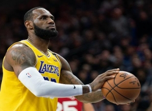 ثلاثية ليبرون جيمس تمنح ليكرز الفوز على نيكس