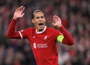 فان دايك يمدد عقده مع ليفربول حتى 2027