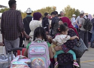 مصر تُسيّر قطارًا مخصصًا لنقل السودانيين الراغبين في العودة الطوعية عبر أسوان