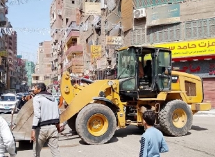 محافظ أسيوط يوجه بتكثيف حملات إزالة الإشغالات ورئيس حي غرب يقود حملة مكبرة