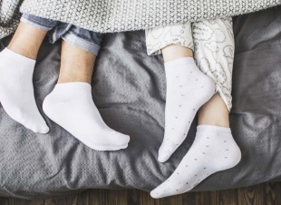 ارتداء الجوارب ليلًا يمكن أن يحسن نومك.. كيف؟
