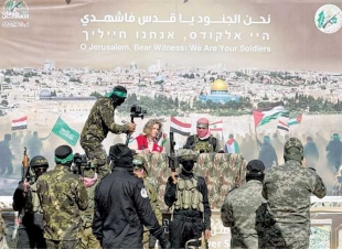 هدايا وتهديدات على الملابس: كشف 20 رسالة متبادلة بين حماس وإسرائيل خلال عملية تسليم الأسرى وفق آراء الخبراء