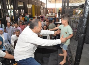 محافظ أسيوط يشارك أطفال دور الأيتام فرحتهم بشم النسيم في مشهد إنساني مؤثر