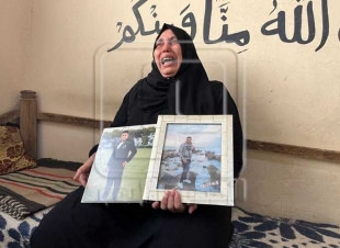 كان يحلم بإنجاب طفل صغير، لكن الأقدار كانت له رأي آخر. أم الشاب الذي راح ضحية حادثة «قطعة الغيار» في القليوبية تحدثت بحرقة عن اللحظة التي رأت فيها ابنها يفارق الحياة أمام عينيها، لحظة لا تنسى ولا تُمحى من ذاكرتها.