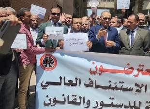 محامو أسيوط ينظمون وقفة احتجاجية داخل مجمع المحكمة رفضًا لزيادة الرسوم القضائية