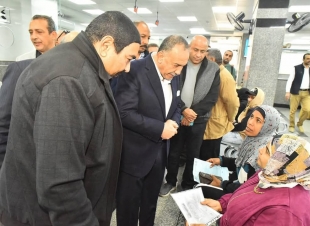 محافظ أسيوط يتفقد مركز خدمة عملاء الكهرباء بحي الأربعين لتيسير الخدمات على المواطنين