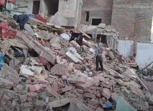 صوت طقطقة وتراب كثيف.. مصادر تكشف كواليس انهيار عقار الوراق والبحث عن ناجين