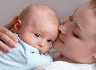 تساؤلات الصائمين حول الفتاوى الرمضانية، ومن ضمنها حكم استعمال المرضع حليب صناعي لطفلها من أجل الصيام.